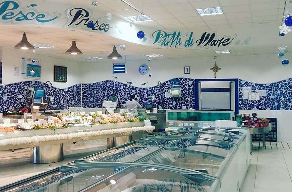 Il banco della pescheria DE.MAR. a Pontinia